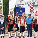 Dubrovački primorski svatovi u Luci Gruž, Dubrovnik, plešu linđo za goste cruisera